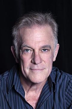 Bruce McKinnon interpreta Party Goer