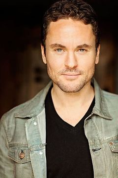 James Harvey Ward interpreta Randal