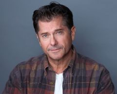 Charles Powell interpreta David Jacobsen