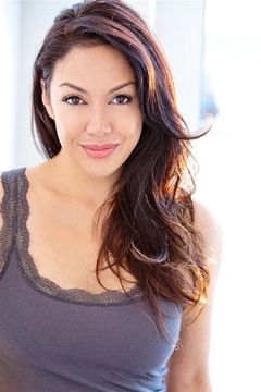 Edelyn Okano interpreta Denise (uncredited)