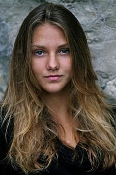 Emma Besson interpreta Kalinka (14 years old)