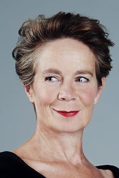 Celia Imrie interpreta Victoria Watkins