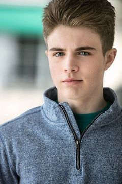 Braden Fitzgerald interpreta Young Tom
