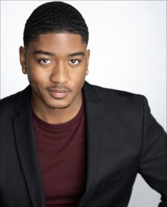 Sheldon A. Smith interpreta Warren G.