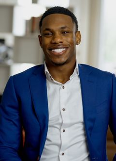 Brandon M. Shaw interpreta MORA Agent