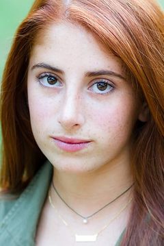 Julianna Rigoglioso interpreta Little Sister