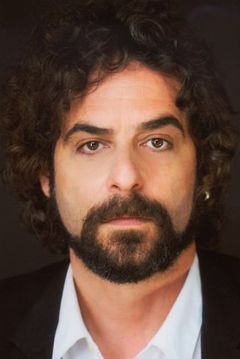 Alex Karzis interpreta Chester Lamb