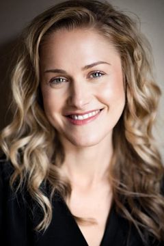 Pip Edwards interpreta Janet