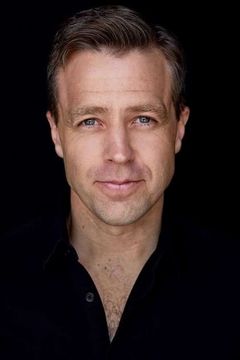 Simon Gleeson interpreta Ken
