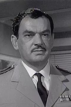Alan Tilvern interpreta Sergeant