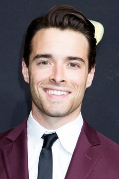 Corey Cott interpreta Henry