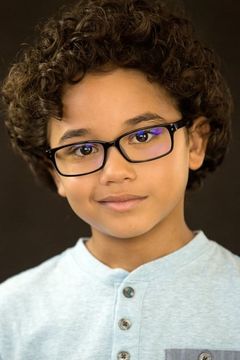 Noah Cottrell interpreta Henry Sawyer