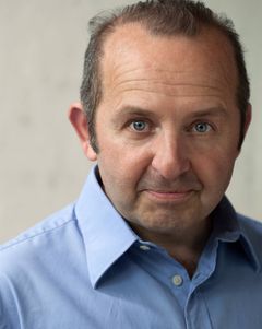Terence Frisch interpreta Circus Barker