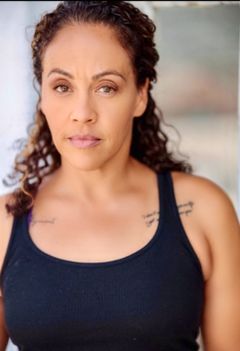 Erika Ringor interpreta Detective Bennett
