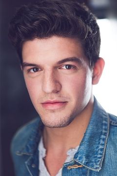 Brian Muller interpreta Singing Waiter 3