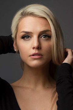 Emily Sweet interpreta Natalie