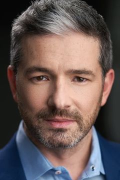 Sean Carey interpreta Mike Larson