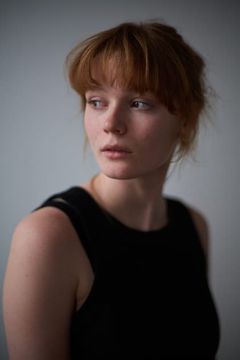Ines Høysæter Asserson interpreta A.J. Jarrett