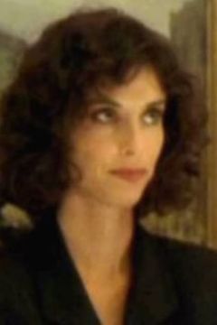 Rachel Steinberg interpreta Sheraton Desk Clerk