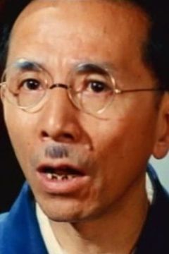 Mao Lo interpreta Susuki's Receptionist