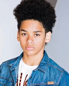 Hayden Faraday interpreta Teddy Jr.