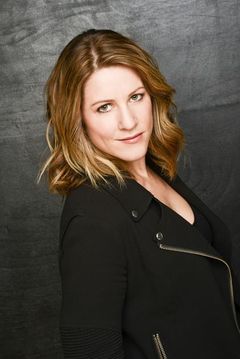 Jessie Behan interpreta TV Host