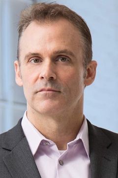 Dan Davidson interpreta Col. Kenneth Walter