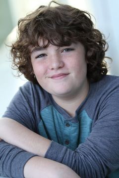Luke Donaldson interpreta Villager (voice)