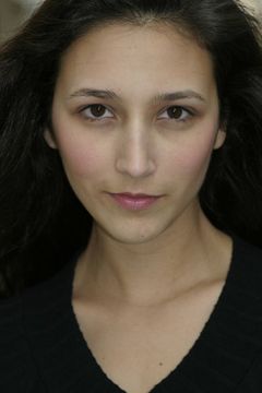 Adriana Cordova interpreta Andy Lopez's Wife
