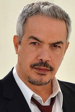 Julian Scott Urena interpreta Mogo