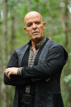 Steven Grives interpreta N' Goo Tuana