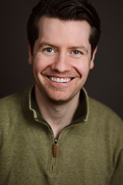 Luke Hofmaier interpreta Stage Manager (uncredited)