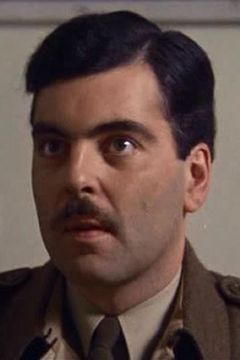 Jeremy Sinden interpreta Jonathan