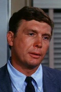 Roy Jenson interpreta Howie Elwood