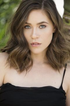 Ashley St. George interpreta Christa