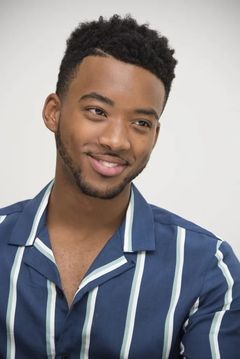 Algee Smith interpreta Jock (uncredited)