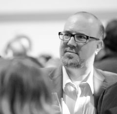 John Venzon interpreta Museum Guest 2 / Panicked Cop (voice)