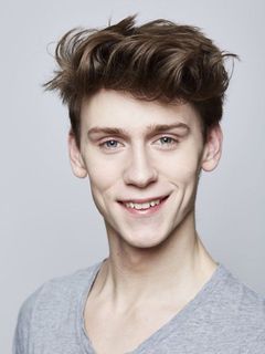Oskar Belton interpreta Jan König