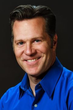 Joel Bishop interpreta Customer