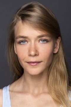 Varvara Borodina interpreta Stoner's Girlfriend