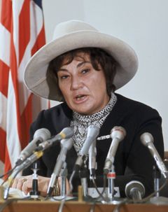 Bella Abzug interpreta Guest of Honor