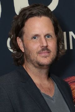 Andrew Grush interpreta Mac