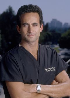 Marc Mani interpreta Dr. Marc Mani Jr.