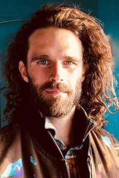 Nick George interpreta Team member