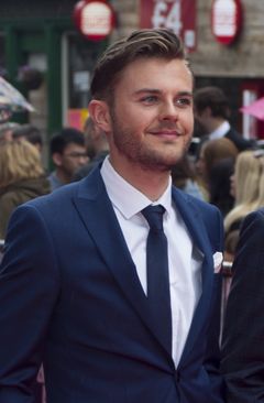 Adam Lawrence interpreta PC William Reynolds