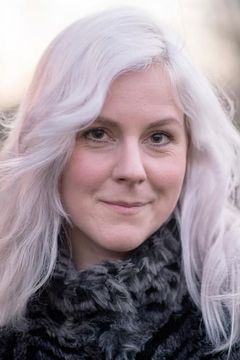 Linnea Olsson interpreta Cello Player