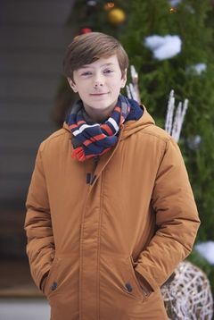Nolan Hupp interpreta Justin