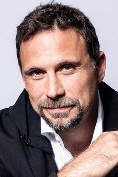 Jeremy Sisto interpreta Cyrus Lupo