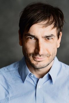 Fabian Krüger interpreta Alex