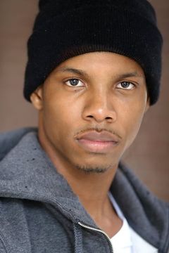 Demetrius Bridges interpreta Jock #1
